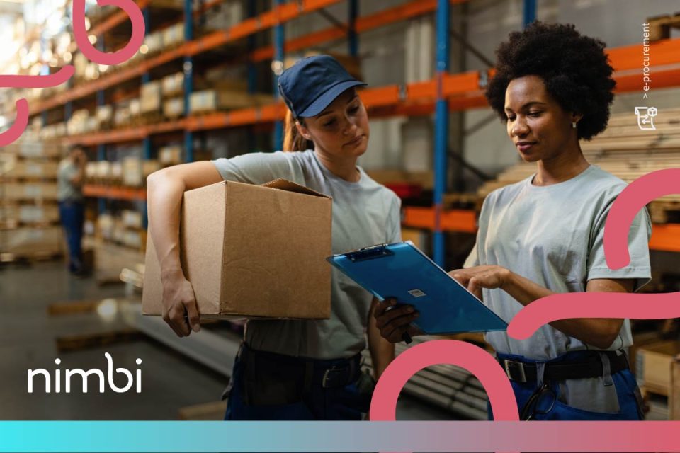 A imagem mostra duas mulheres em um ambiente de armazém, com prateleiras altas carregadas de caixas e materiais ao fundo. Ambas estão usando roupas de trabalho e observando um clipboard azul que uma delas está segurando. A mulher à esquerda também segura uma caixa de papelão. A imagem é complementada por gráficos e o logotipo da Nimbi, sugerindo um contexto de e-procurement ou gestão de compras e logística.