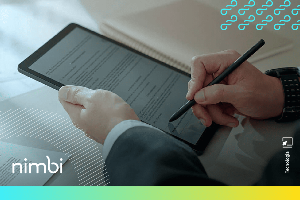 Profissional assinando documento digital em tablet, ilustrando eficiência do CLM na automação e gestão completa do ciclo de contratos empresariais.