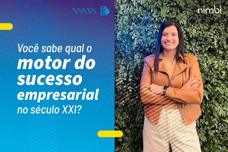 A imagem apresenta uma mulher sorridente, de braços cruzados, usando uma jaqueta marrom claro, com um fundo de parede verde natural. Ao lado, o texto diz: "Você sabe qual o motor do sucesso empresarial no século XXI?" O design utiliza cores vibrantes com detalhes em azul e amarelo, ressaltando a ideia de dinamismo e modernidade. A palavra-chave "inovação" está implícita no contexto, destacando a importância de novas abordagens e tecnologias para o sucesso empresarial no cenário atual.