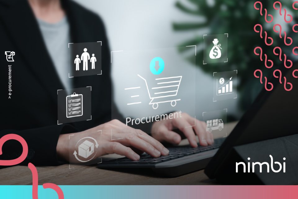 Pessoa usando um teclado de computador, com as mãos digitando. Sobre a imagem, há ícones digitais relacionados a procurement (compras e suprimentos), incluindo um carrinho de compras central, um ícone de pessoas, uma lista de tarefas, uma caixa com setas circulares, um saco de dinheiro, um gráfico de crescimento e um caminhão de entrega. No canto inferior direito, está o logo da Nimbi. A imagem transmite a ideia de tecnologia aplicada à gestão de compras e suprimentos para simbolizar o conecta day.
