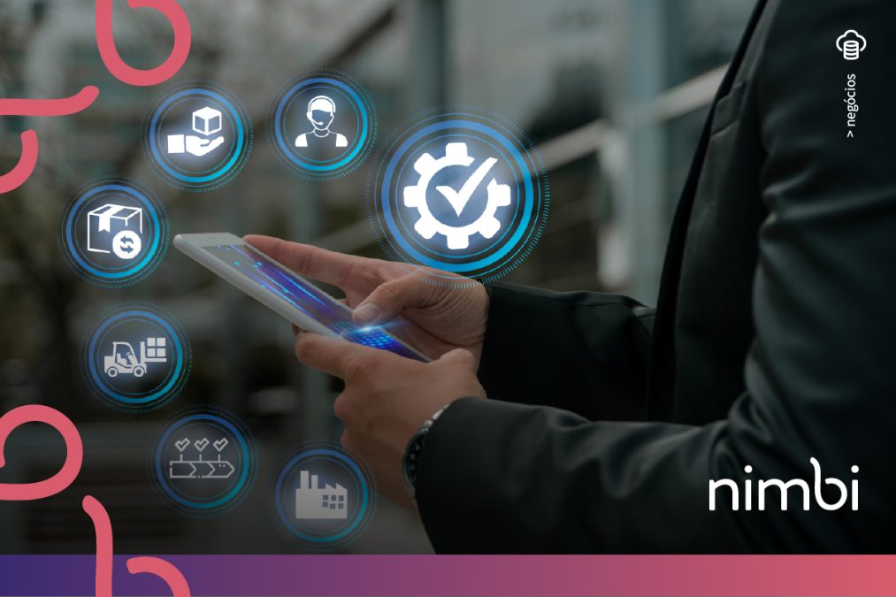 Um homem com um tablet monitorando lean supply chain de uma empresa