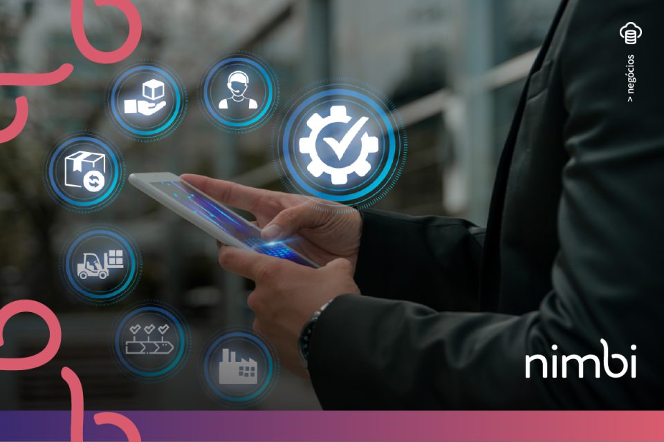 Um homem com um tablet monitorando lean supply chain de uma empresa