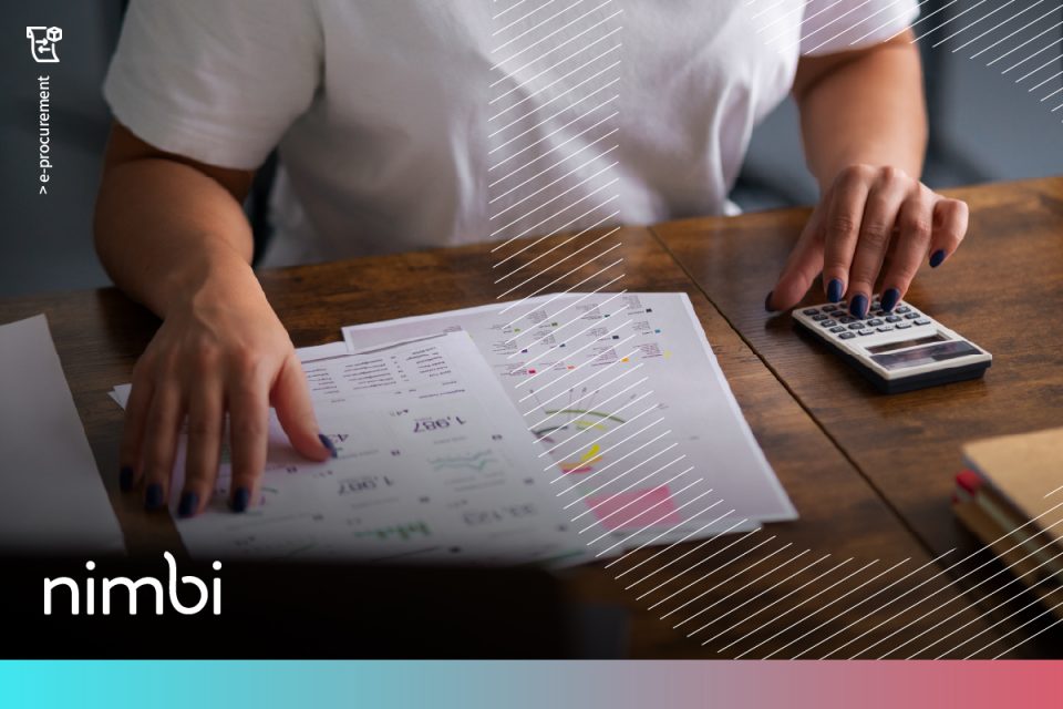 Funcionária fazendo cotação e orçamento no trabalho.