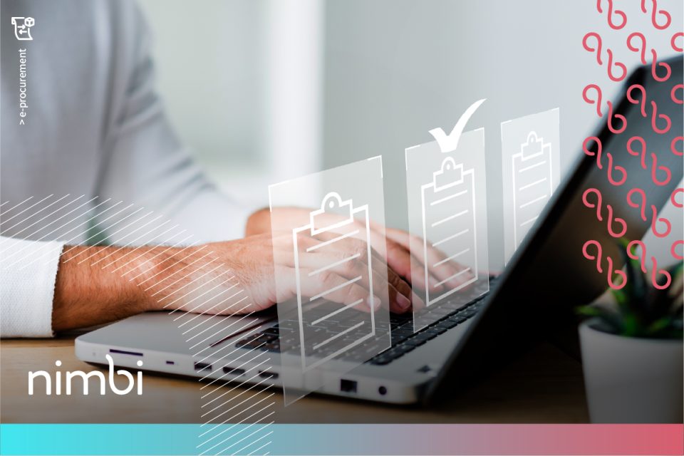 Pessoa digitando um contrato digital em um laptop, com uma interface digital sobreposta à foto. A interface exibe listas de verificação ou itens de controle, representados por ícones de listas com um item marcado com um check. O design possui elementos gráficos de linhas diagonais que complementam o visual moderno, além do logo da empresa "Nimbi" visível no canto inferior esquerdo.