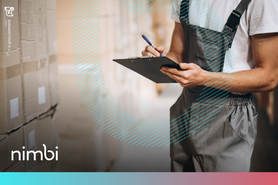 Funcionário identifica as compras e suprimentos da empresa