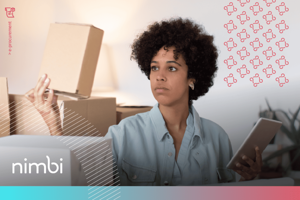 Mulher gerenciando o recebimento de caixas de papelão e utilizando um tablet para controle. A imagem ilustra a autonomia e agilidade da descentralização de compras, onde diferentes áreas ou unidades de negócio podem realizar suas próprias aquisições através de uma plataforma de e-procurement como a Nimbi.