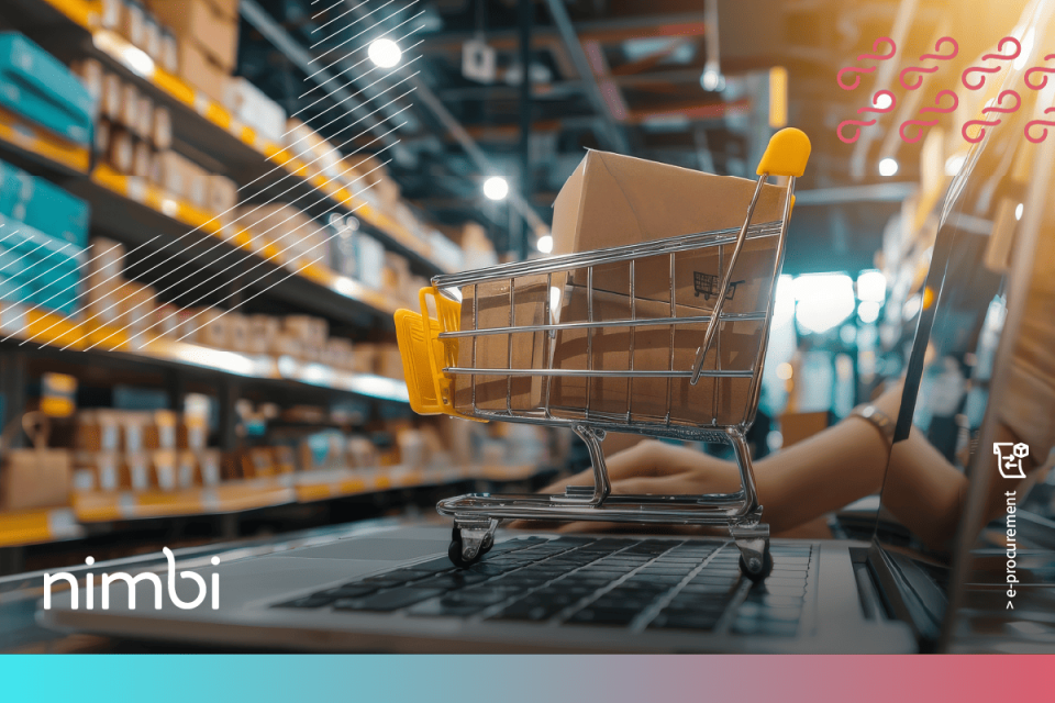 Imagem da Nimbi com um minicarrinho de compras sobre um laptop, representando o controle de compras digital em uma plataforma de e-procurement, com um depósito de estoque ao fundo.