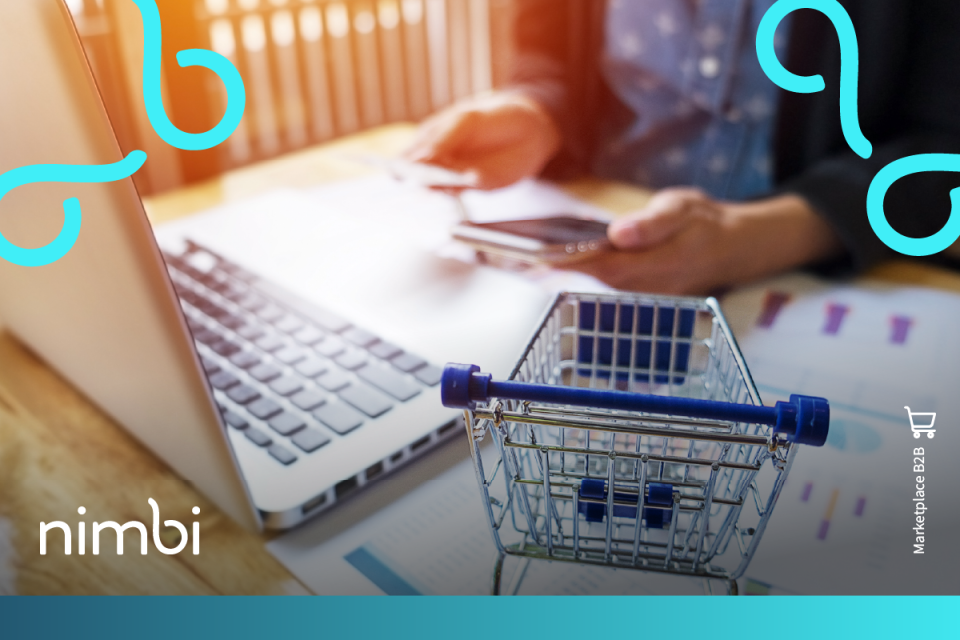 Mesa de trabalho com um minicarrinho de compras em primeiro plano, simbolizando um marketplace privado, enquanto uma pessoa realiza uma transação online com laptop e smartphone ao fundo.