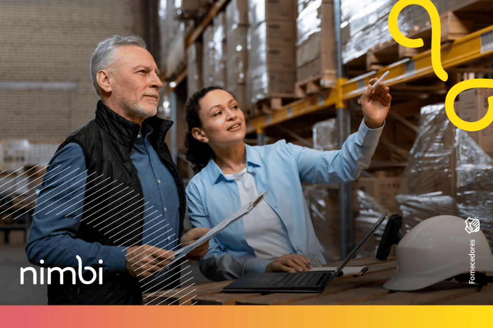 Profissionais analisando estoque e desempenho de fornecedores em um armazém, com laptop e prancheta, representando práticas de Supplier Risk Management para reduzir riscos e aumentar a eficiência na cadeia de suprimentos.