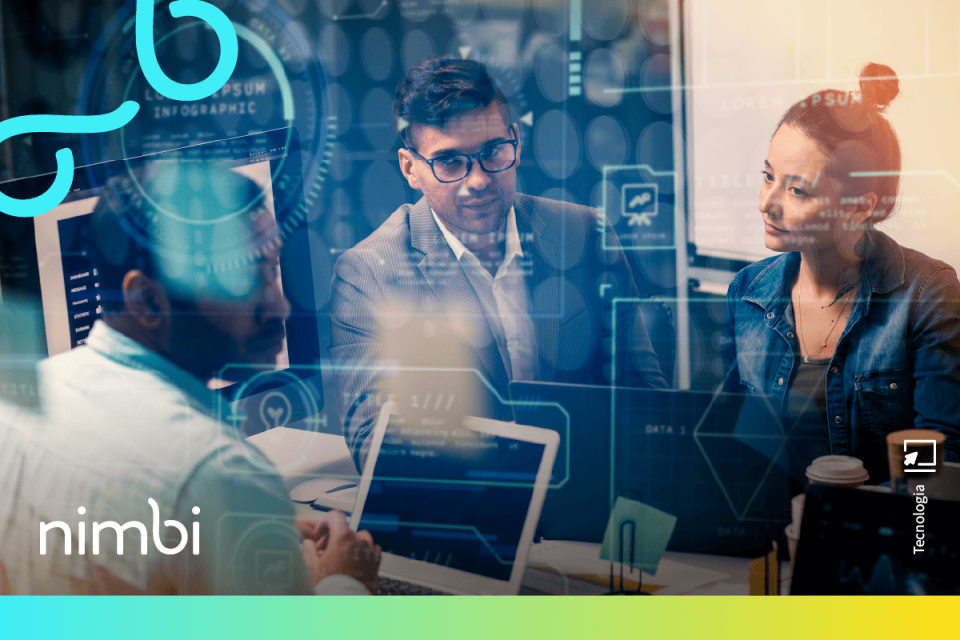 Equipe de profissionais analisando dados e estratégias digitais, representando o uso da IA na jornada do cliente B2B para otimizar decisões e experiências de compra.