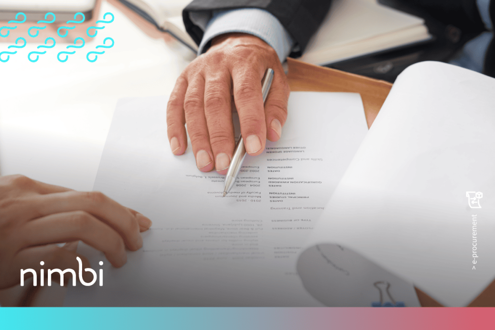 Executivos analisando e revisando documentos impressos, destacando informações essenciais sobre vigência de contrato e etapas de gestão contratual em processos de e-procurement.