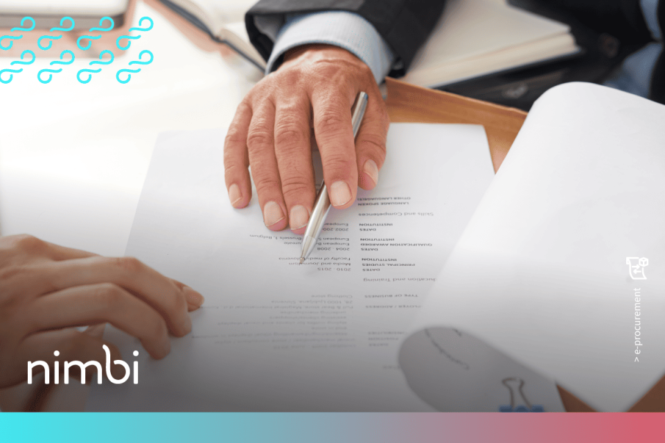 Executivos analisando e revisando documentos impressos, destacando informações essenciais sobre vigência de contrato e etapas de gestão contratual em processos de e-procurement.